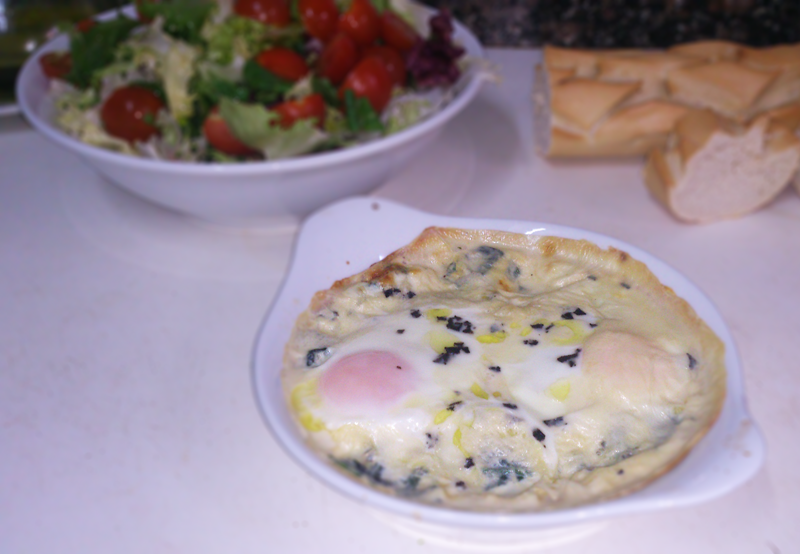 Huevos al plato con espinacas y mozzarella