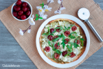 Pizza piadina de cerezas, feta y rúcula